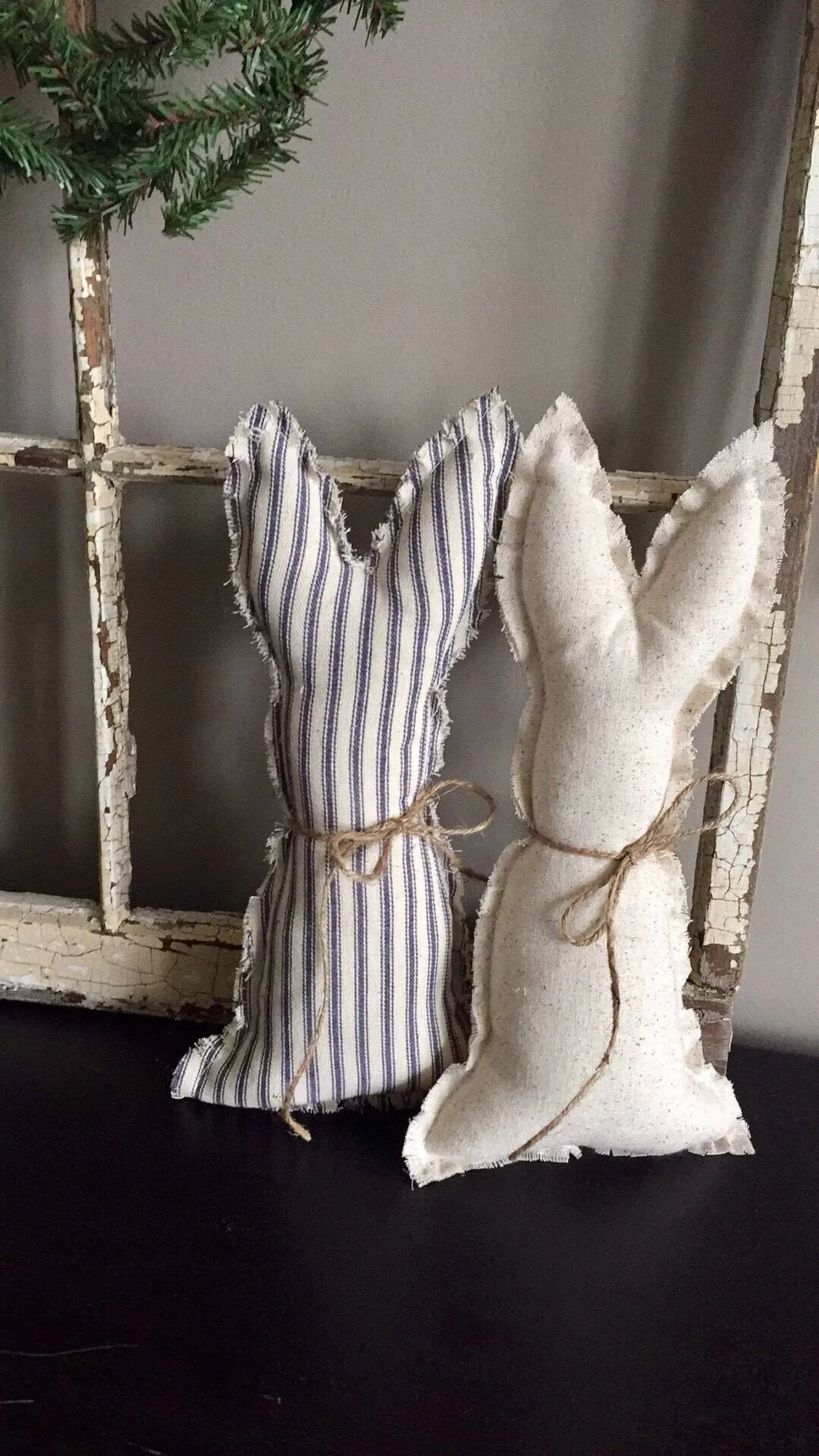Lapins de Pâques cousus en tissu rayé et lin naturel, idée DIY couture