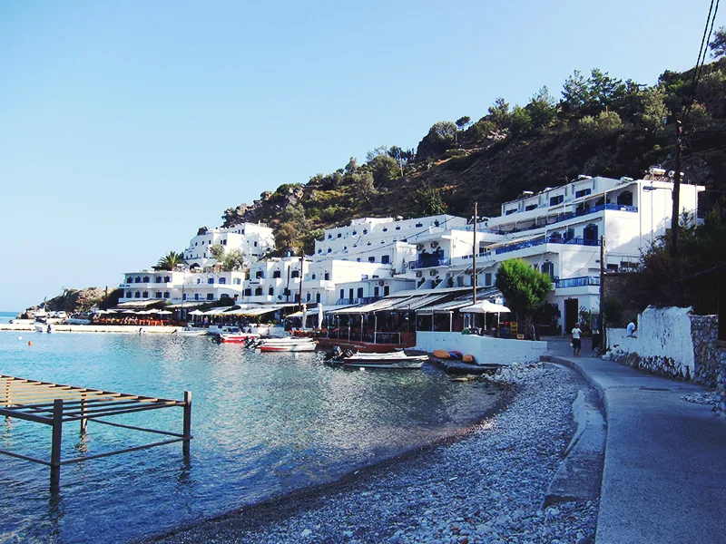 Le front de mer de Loutro et ses tavernes