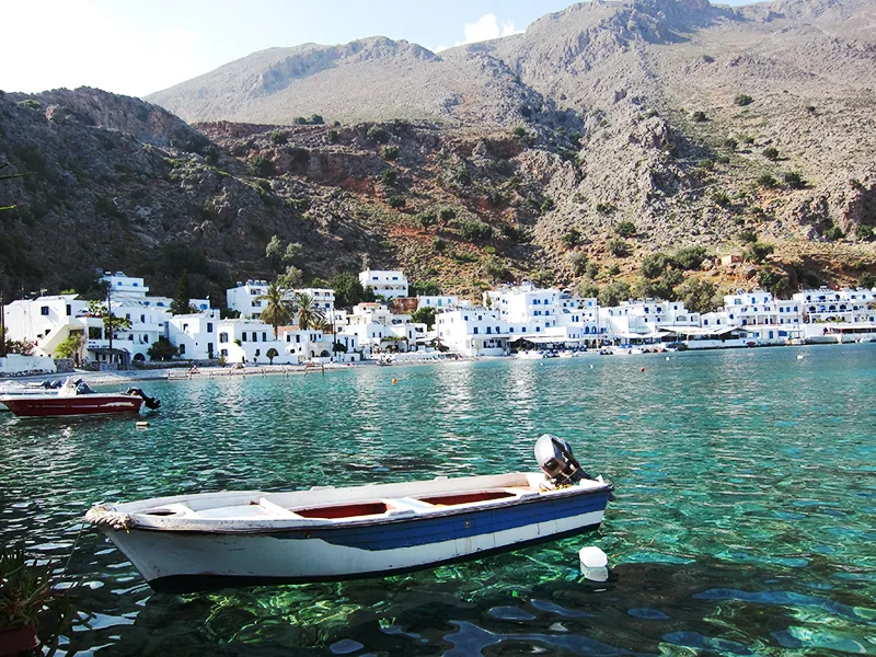 Loutro vu depuis la mer, maisons blanches au pied de la montagne