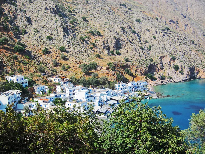 Loutro vu d'en haut depuis le sentier côtier