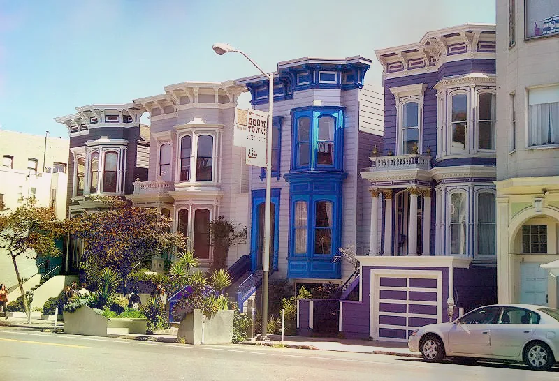 Maisons victoriennes violettes et bleues dans une rue de Mission District
