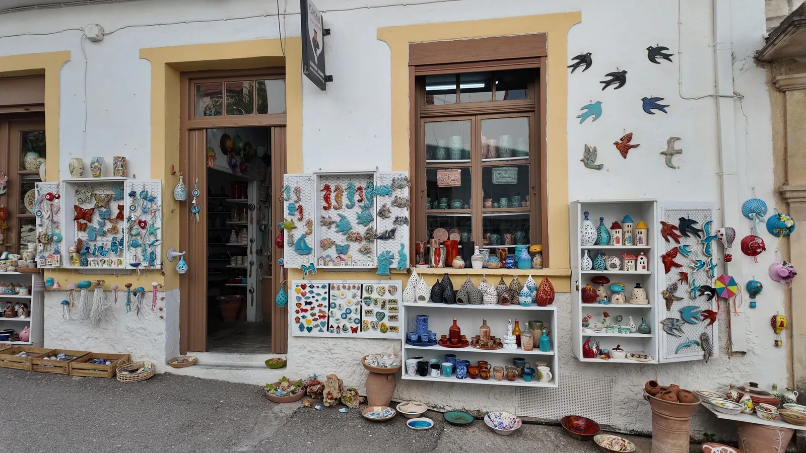 Boutique de céramiques dans le village de potiers de Margarites