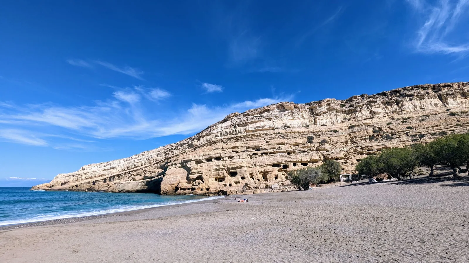 La plage de Matala et la falaise creusée de grottes