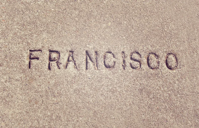 Mot Francisco gravé dans un trottoir de San Francisco