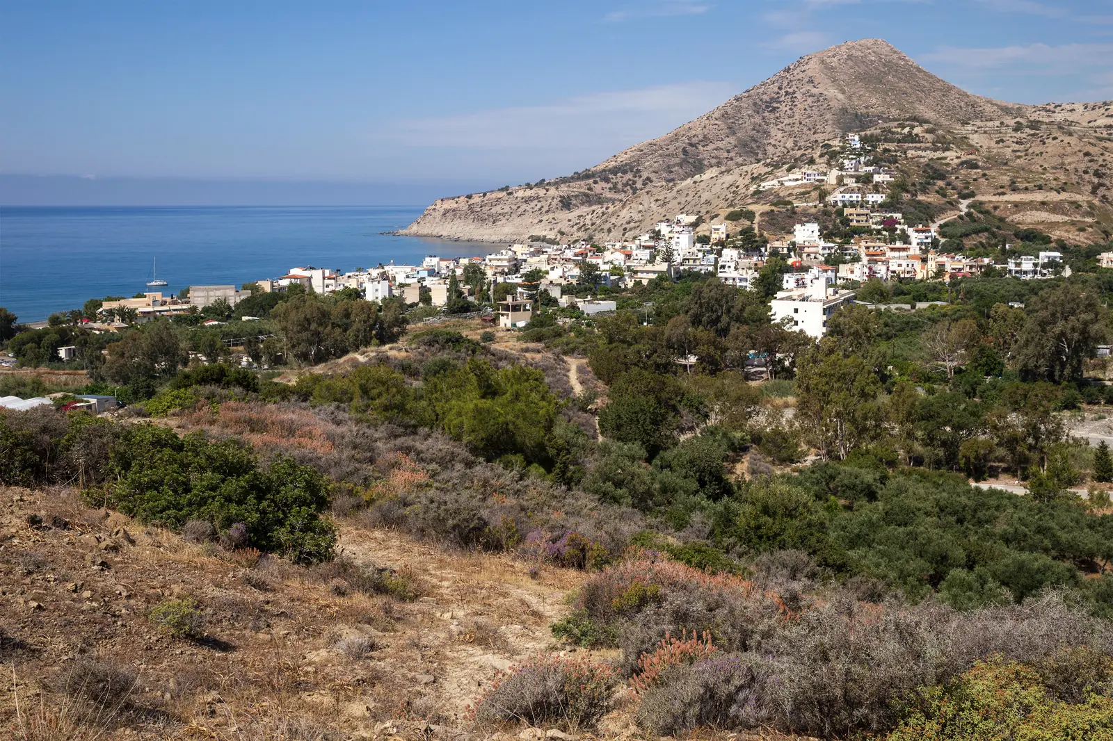 Vue sur le village de Myrtos et la côte sud-est de la Crète