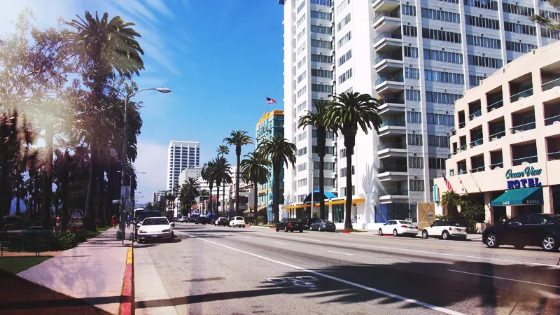 Ocean Avenue bordée de palmiers et d'immeubles à Santa Monica