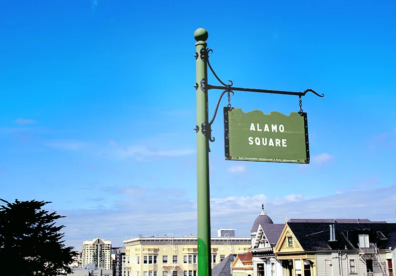 Panneau Alamo Square sous le ciel bleu de San Francisco
