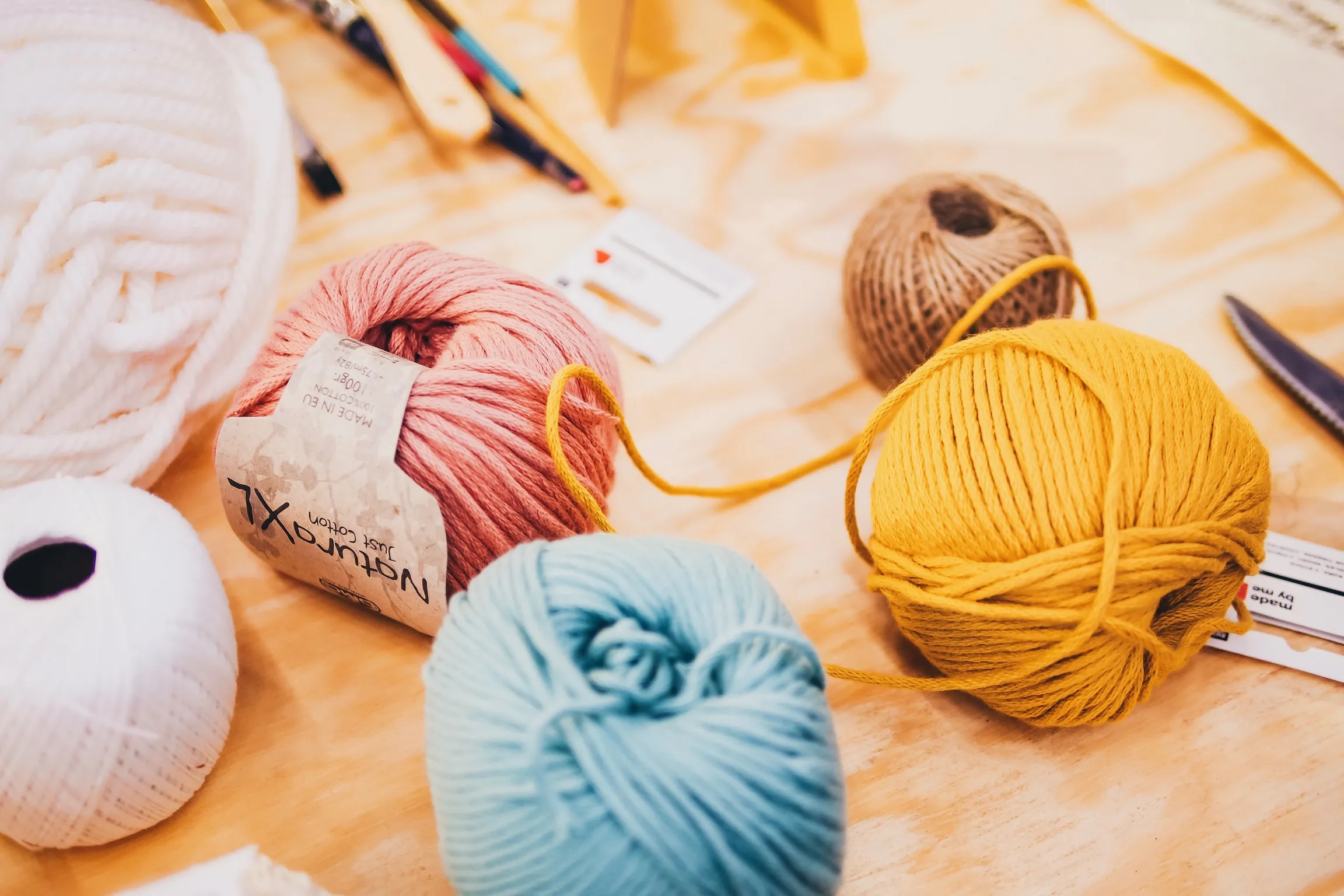 Pelotes de coton colorées et ficelle de jute, matériel pour le totem végétal DIY