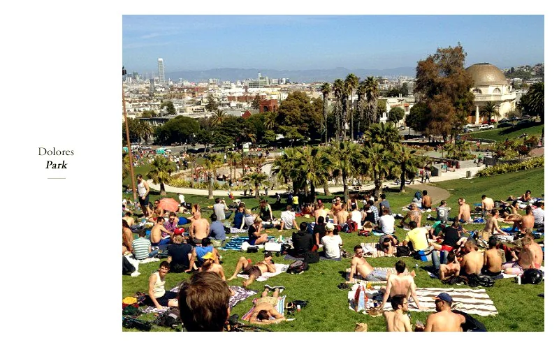 Pelouse bondée de Dolores Park avec vue sur le centre de San Francisco