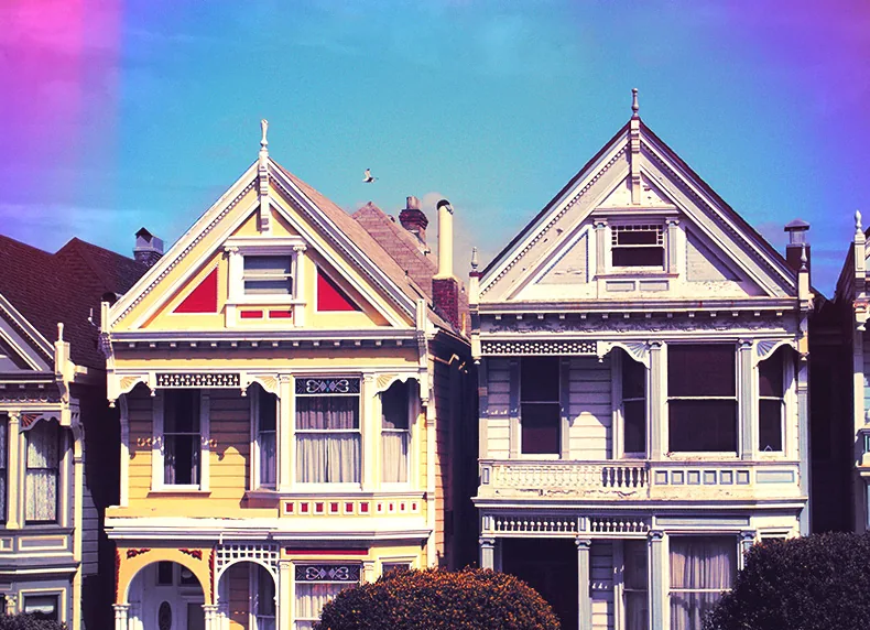 Pignons de deux maisons victoriennes colorées à Alamo Square, San Francisco