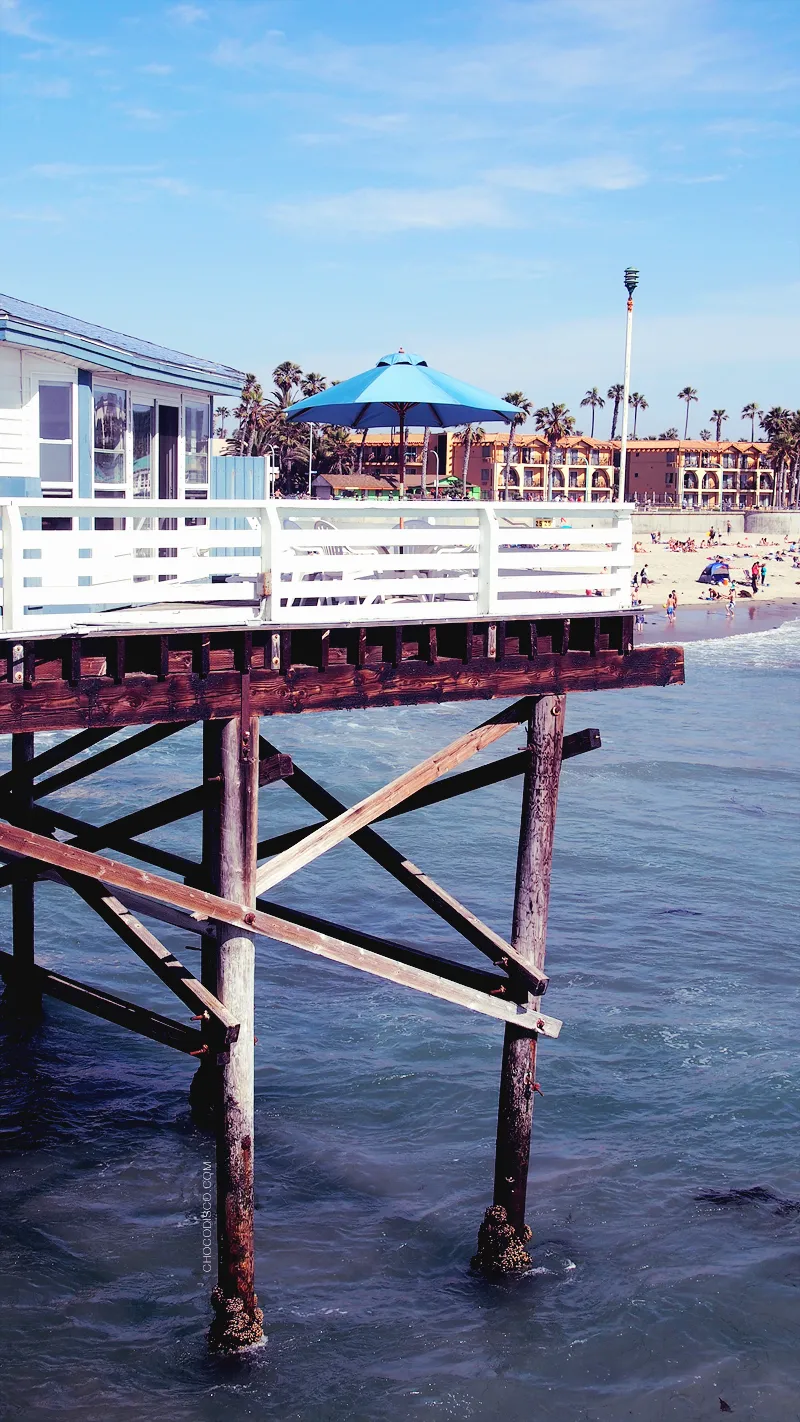 Pilotis en bois de Crystal Pier au-dessus de l'océan à Pacific Beach, San Diego