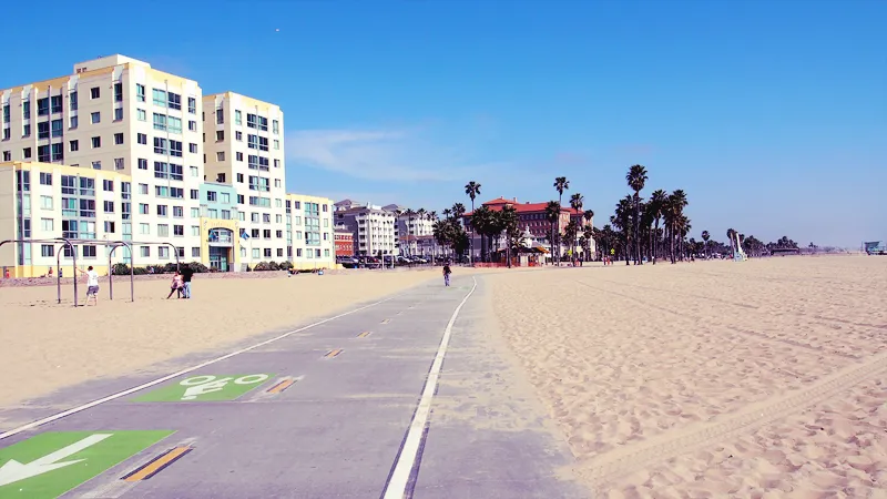 Piste cyclable longeant la plage de sable de Venice Beach à Los Angeles