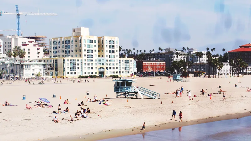 Plage de Santa Monica et immeubles du front de mer