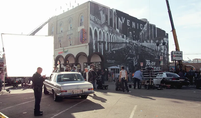 Plateau de tournage et voiture ancienne devant une fresque murale de Venice Beach