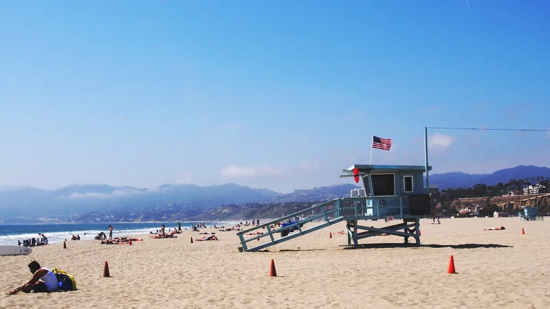 Poste de maître-nageur bleu sur la plage de Santa Monica