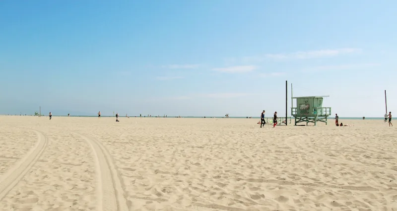 Poste de maître-nageur sur la grande plage de sable de Venice Beach