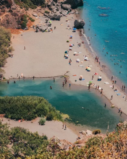La plage de Preveli et la lagune formée par la rivière Megalopotamos