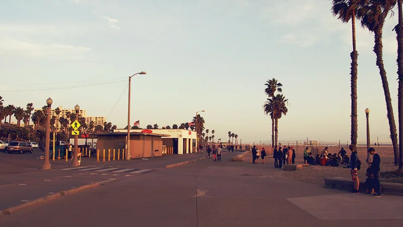 Promenade du bord de mer bordée de palmiers entre Venice et Santa Monica en fin de journée