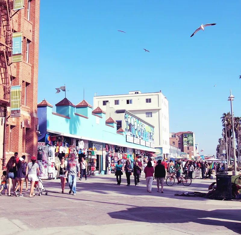Promeneurs sur Ocean Front Walk, la promenade de Venice Beach bordée de boutiques