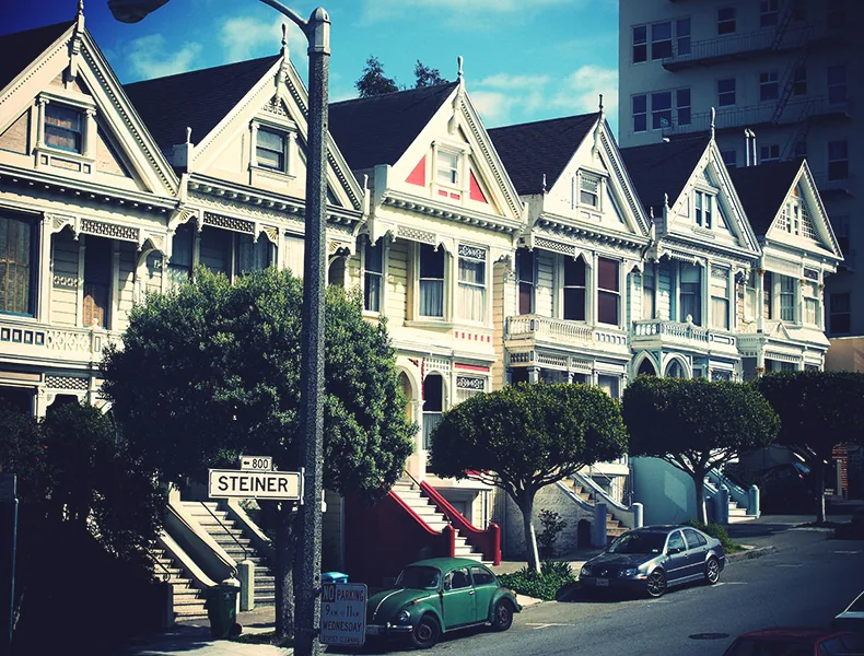 Rangée des Painted Ladies sur Steiner Street avec une Coccinelle verte garée