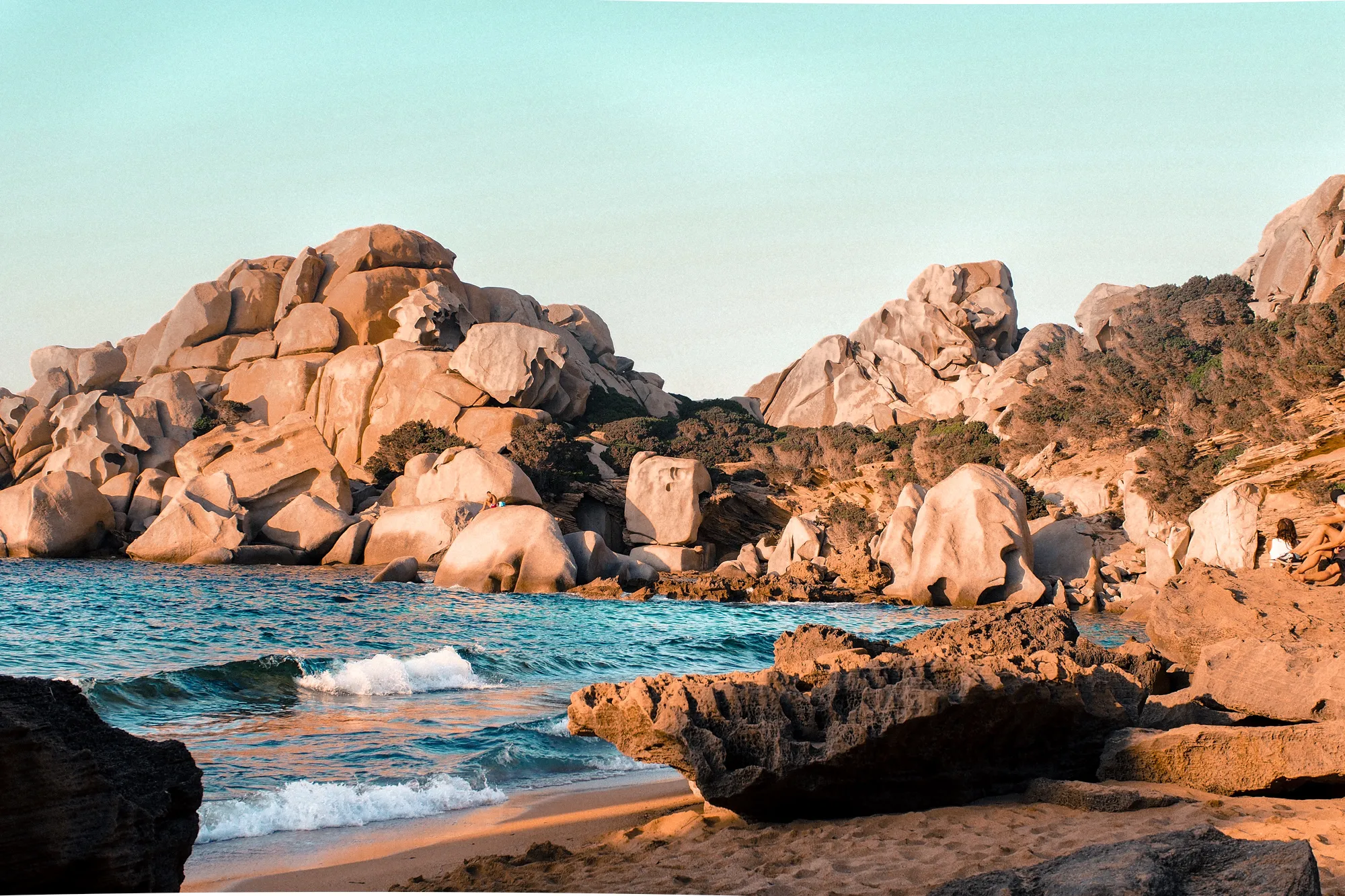 Rochers de granit sculptés par le vent et crique de Capo Testa à Santa Teresa di Gallura