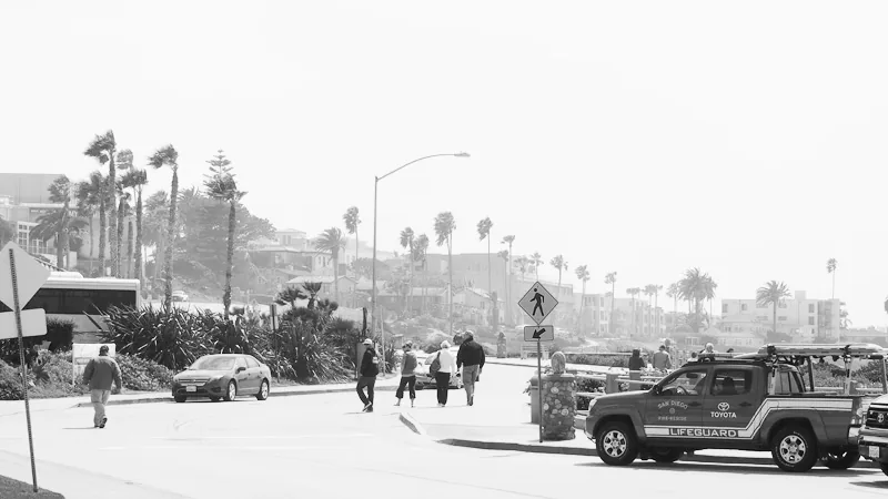 Rue de La Jolla en noir et blanc avec un pick-up des maîtres-nageurs