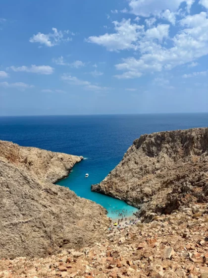 La crique de Seitan Limania entre ses falaises, péninsule d'Akrotiri