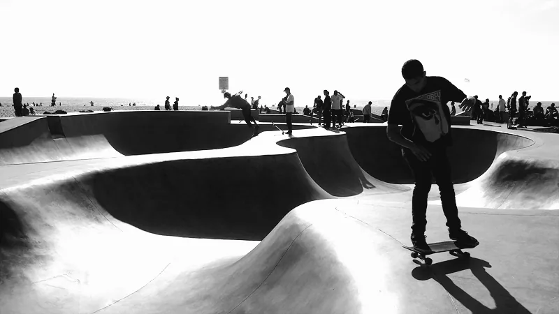 Skateur en noir et blanc au Venice Beach Skatepark