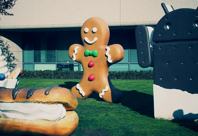 Statue Gingerbread et robot Android sur le campus Google de Mountain View