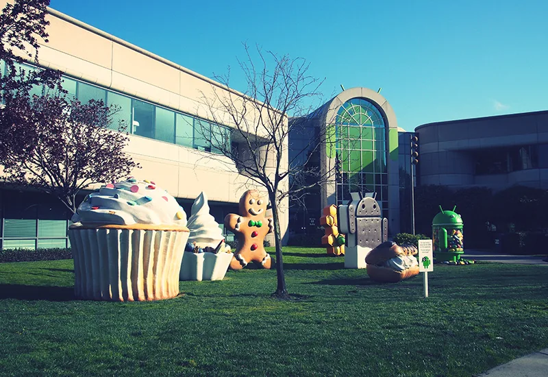 Statues géantes des versions Android sur la pelouse du campus Google à Mountain View