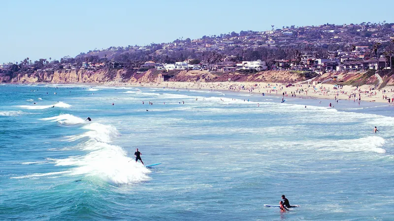 Surfeurs dans les vagues de Pacific Beach et front de mer de San Diego en Californie