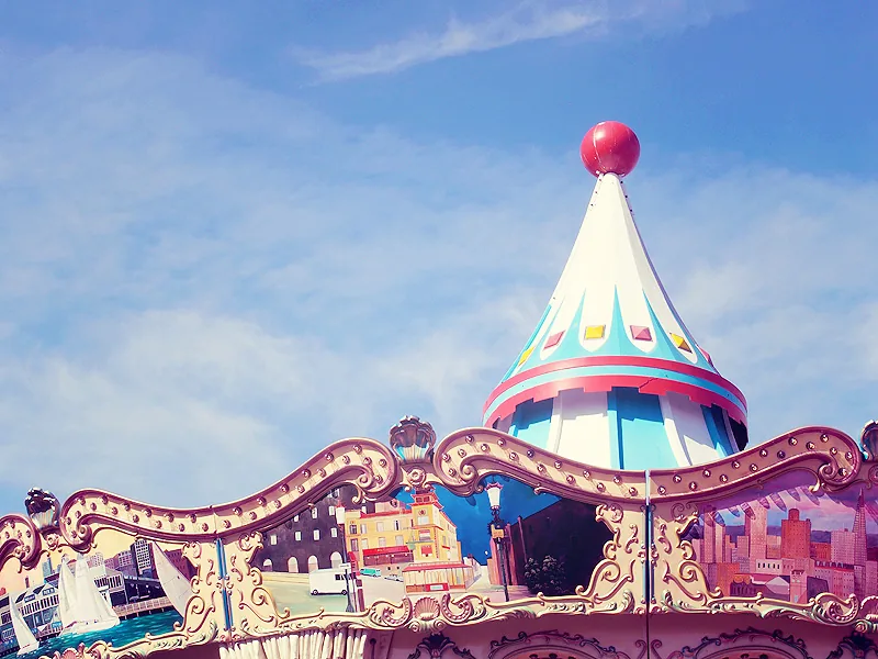 Toit en forme de chapiteau du carrousel de Pier 39 à San Francisco