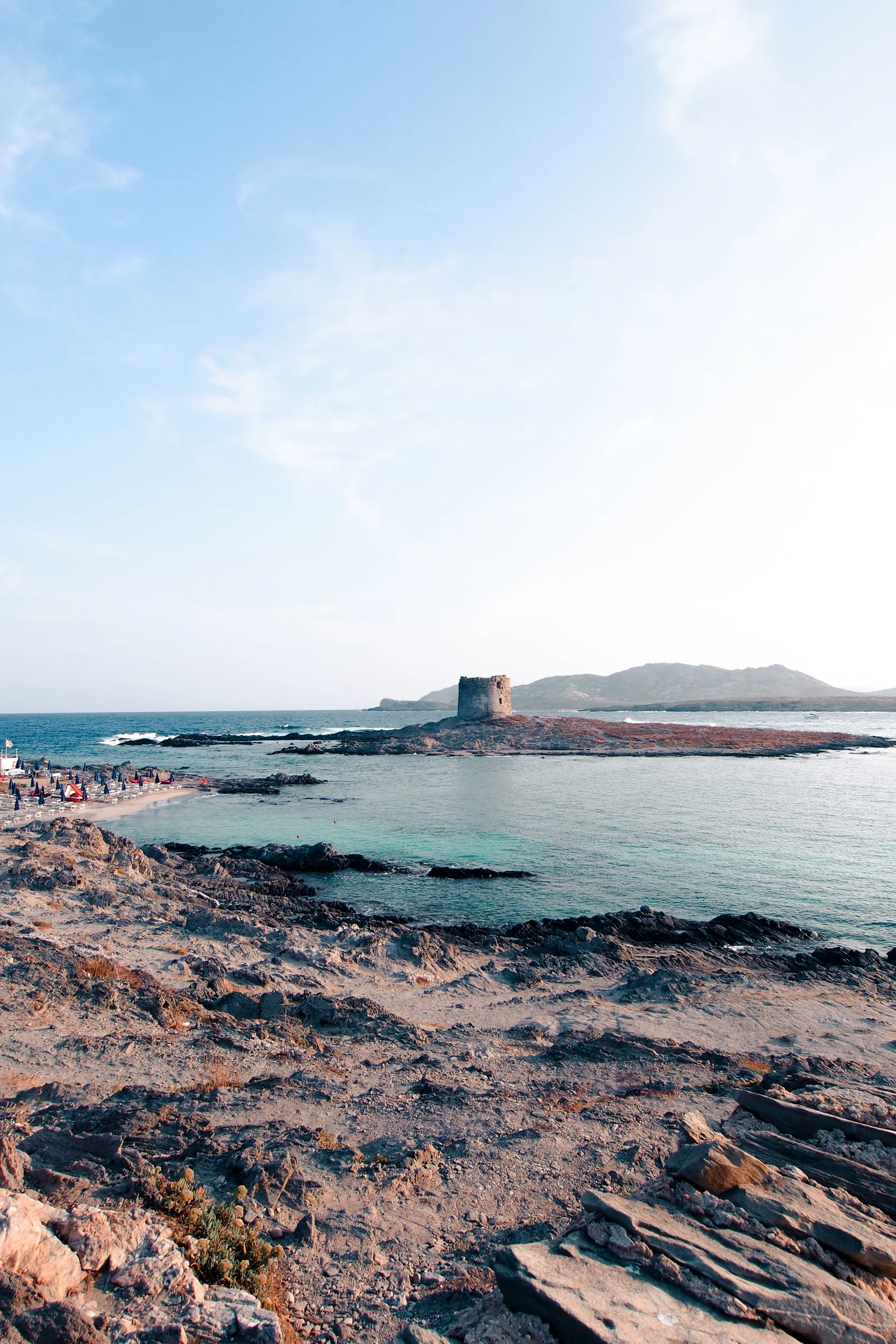 Tour de La Pelosa sur son îlot face à la côte rocheuse de Stintino en Sardaigne