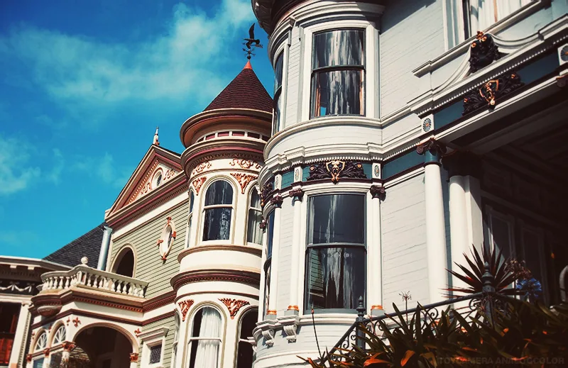 Tourelle et façade ouvragée d'une maison victorienne près d'Alamo Square