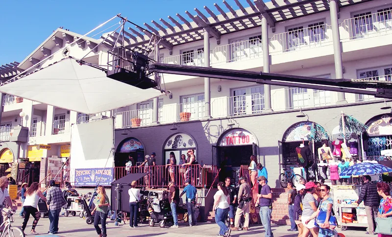 Tournage de film devant les boutiques animées de Venice Beach à Los Angeles