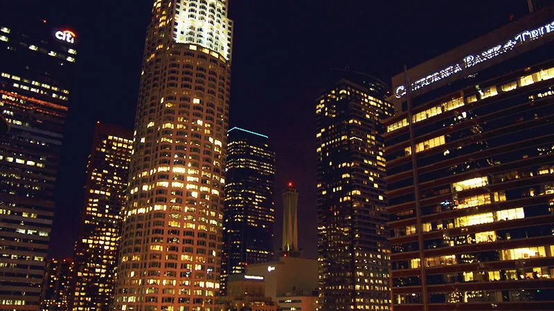 US Bank Tower et gratte-ciel illuminés de Downtown Los Angeles la nuit
