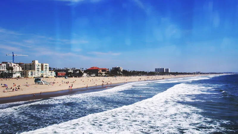 Vagues de l'océan Pacifique sur la plage de Santa Monica vues depuis la jetée
