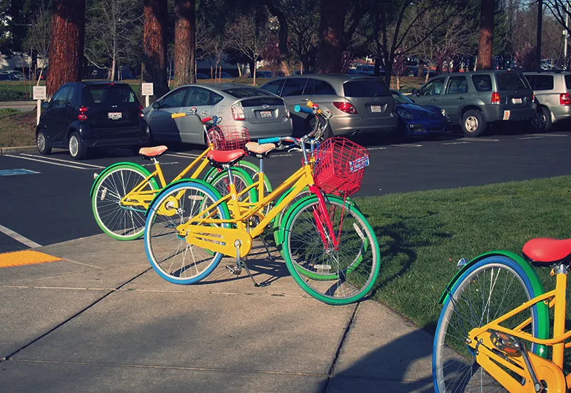 Vélos Google multicolores garés sur le campus de Mountain View