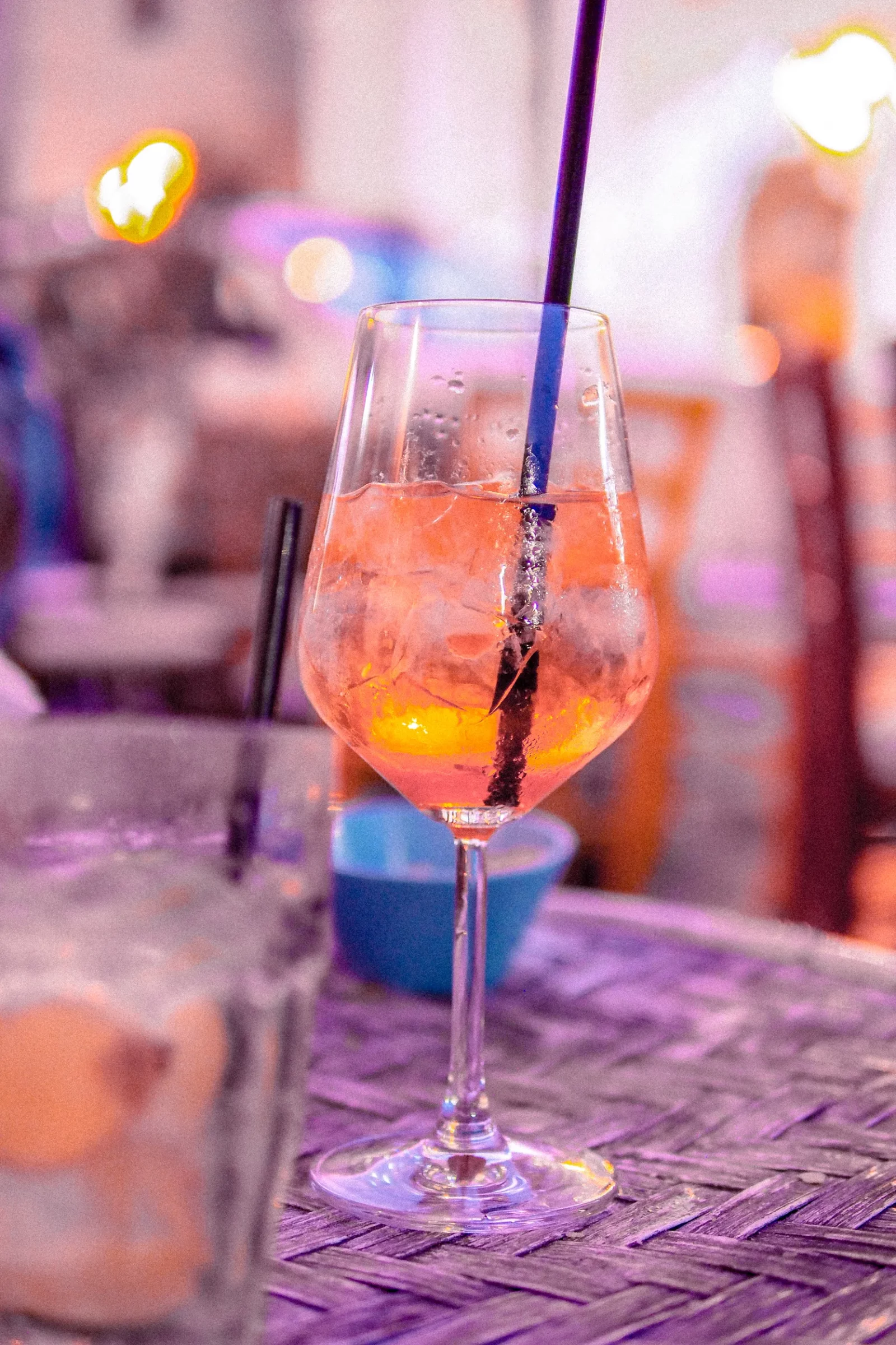 Verre de spritz sur une table de terrasse le soir à La Maddalena en Sardaigne