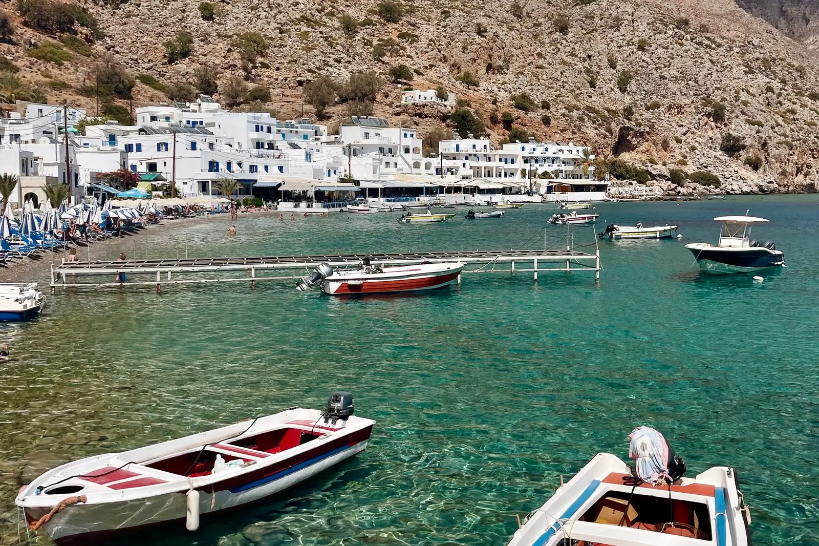 Le port de Loutro, village blanc de la côte sud de la Crète, avec ses barques dans l'eau turquoise