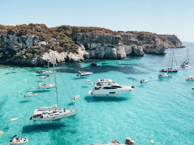 Voiliers et yachts ancrés dans l'eau turquoise de Cala Macarella et Macarelleta à Minorque