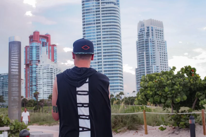 Voyageur de dos face aux gratte-ciel de South Pointe à Miami Beach