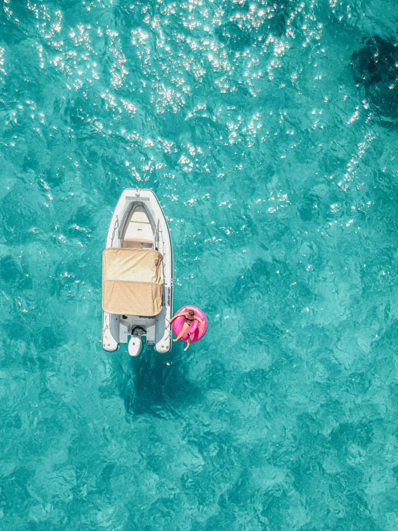 Vue aérienne au drone d'un bateau et d'une bouée sur l'eau turquoise de Sardaigne