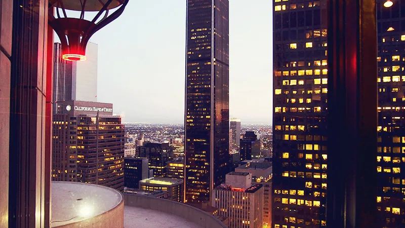 Vue sur les tours de Downtown LA depuis le bar tournant du Westin Bonaventure
